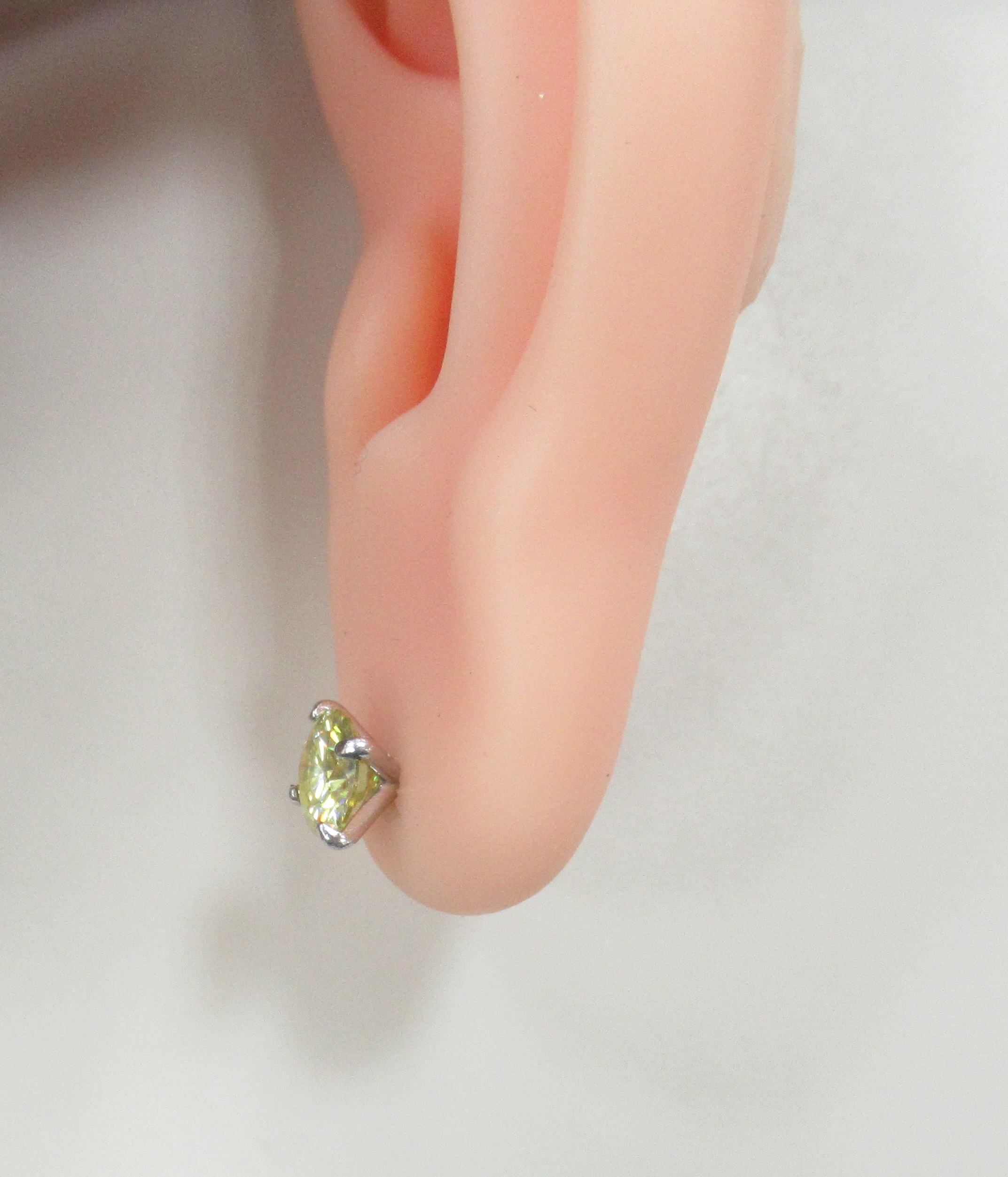 Серебряные серьги-пусеты с желтыми муассанитами